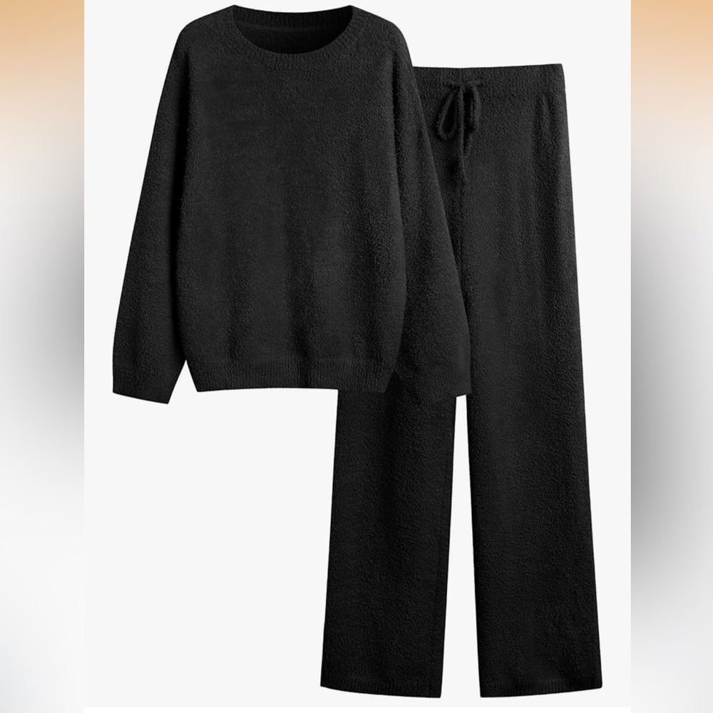 Women’s black plush lounge set. Size large NWT!